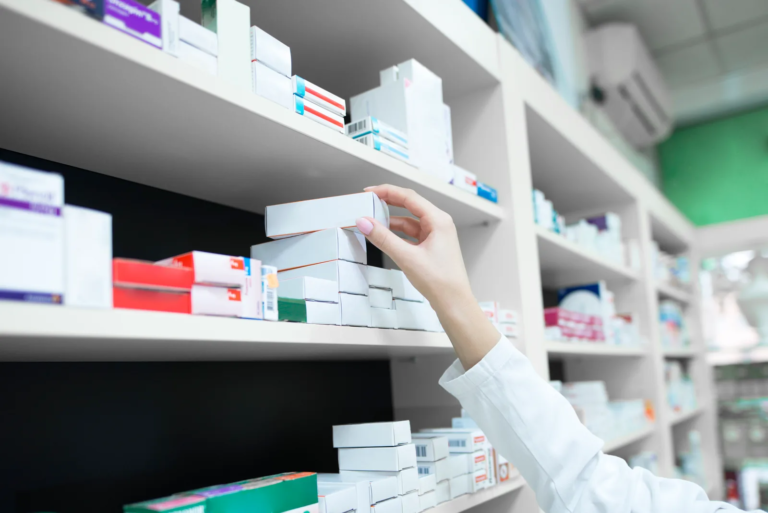Apotheken-Sortiment: Medikamente im Regal